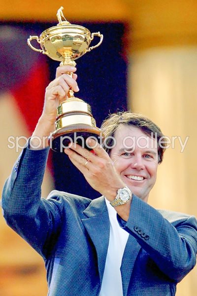 2008 USA captain Paul Azinger lifts Ryder Cup 