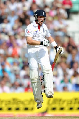 Ian Bell celebrates 200 Oval 2011