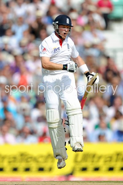 Ian Bell celebrates 200 Oval 2011
