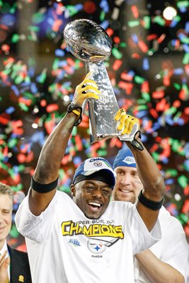 2009 Santonio Holmes lifts Super Bowl XLIII trophy