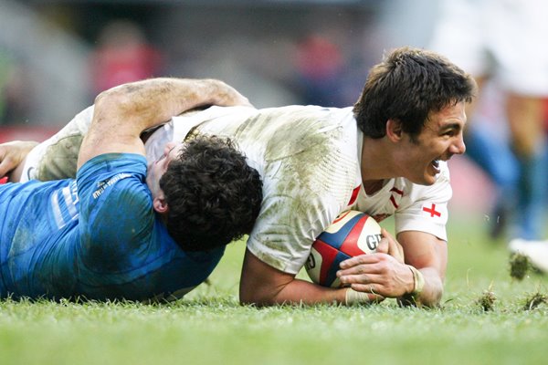 Harry Ellis scores for England v Italy at Twickenham 2009