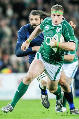 Jamie Heaslip breaks for Ireland v France 2009