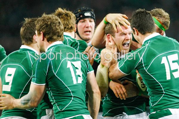 Gordon D'Arcy celebrates Ireland try