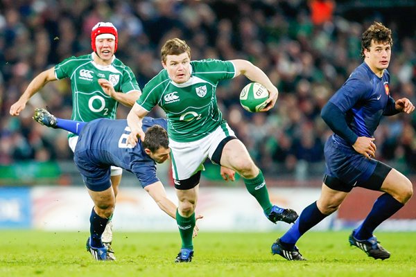 Brian O'Driscoll breaks for Ireland v France Croke Park 2009