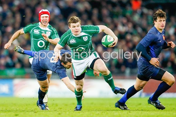 Brian O'Driscoll breaks for Ireland v France Croke Park 2009
