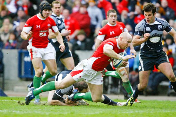 Tom Shanklin scores Wales first try v Scotland 2009