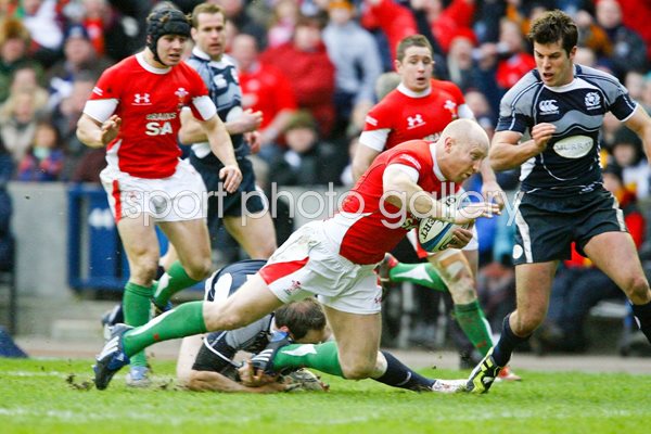 Tom Shanklin scores Wales first try v Scotland 2009