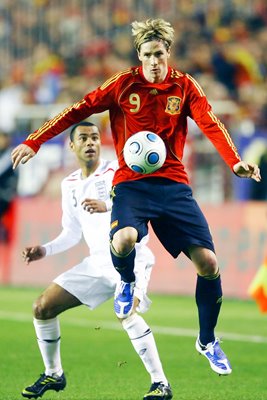 Fernando Torres in control for Spain v England 2009