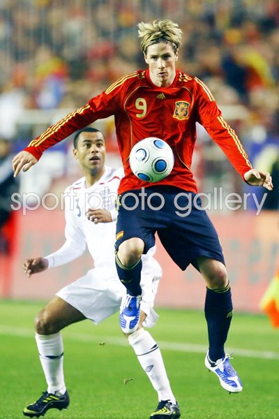 Fernando Torres in control for Spain v England 2009