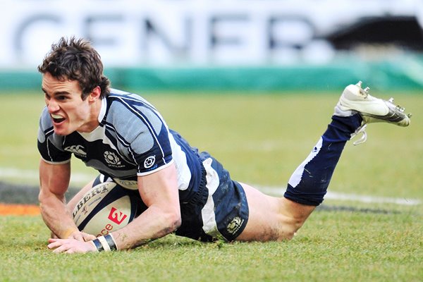 Thom Evans scores v France in Paris 2009