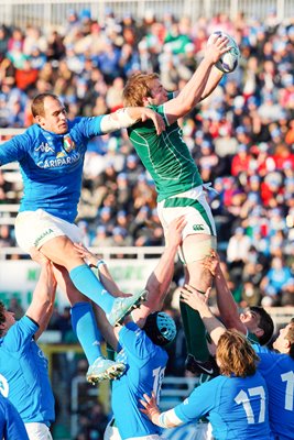 Stephen Ferris wins line out for Ireland 2009