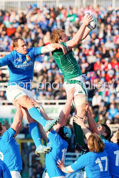 Stephen Ferris wins line out for Ireland 2009