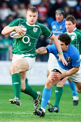 Jamie Heaslip breaks for Ireland v Italy 2009