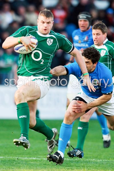 Jamie Heaslip breaks for Ireland v Italy 2009