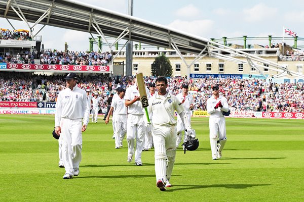 Rahul Dravid Carries his bat Oval 2011