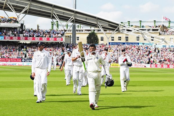 Rahul Dravid Carries his bat Oval 2011