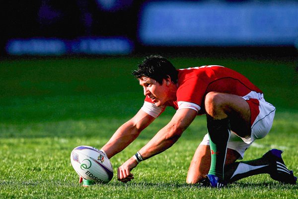 James Hook takes aim v Italy 2009