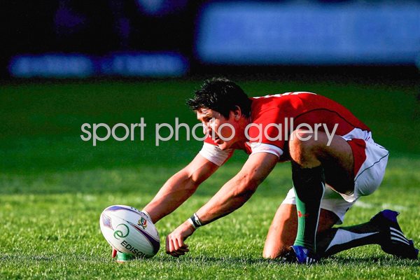 James Hook takes aim v Italy 2009