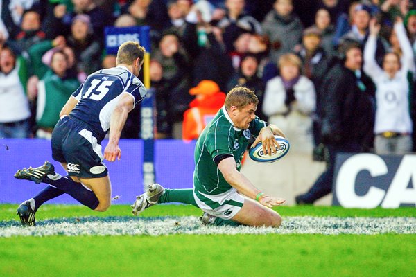 Jamie Heaslip scores v Scotland 2009