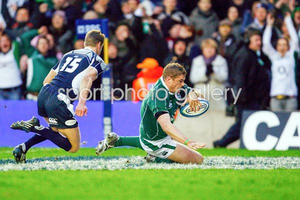 Jamie Heaslip scores v Scotland 2009