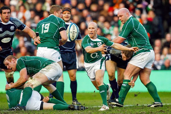 Peter Stringer passes Ireland v Scotland 2009