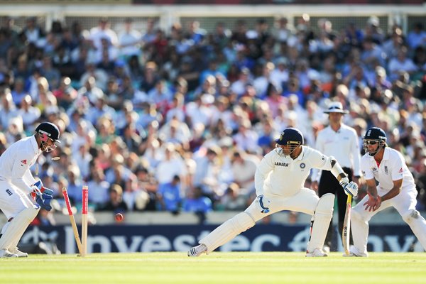 Graeme Swann bowls Virender Sehwag