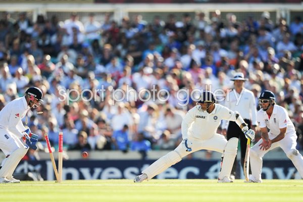 Graeme Swann bowls Virender Sehwag