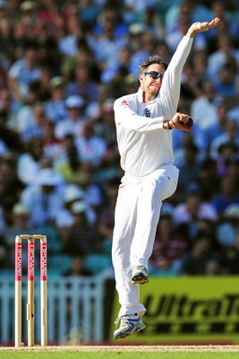 Graeme Swann bowls Oval 2011