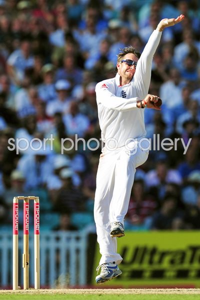 Graeme Swann bowls Oval 2011