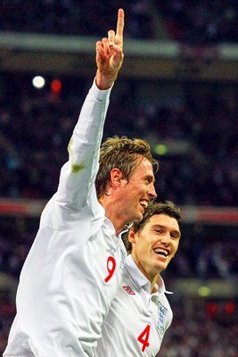 Peter Crouch celebrates his goal with Gareth Barry