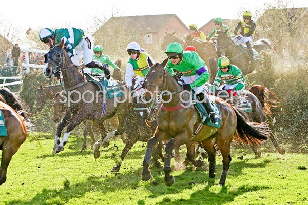 Mon Mome keeps clear of danger 2009 Grand National