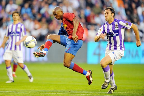 Samuel Eto'o shoots for Barcelona v Valladolid 2009