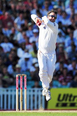 Graeme Swann bowls Oval 2011