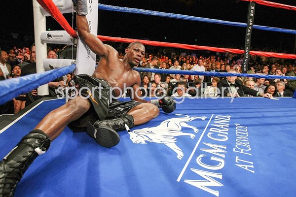 Carl Froch knocks down Jermain Taylor 2009