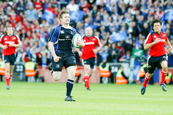 Brian O'Driscoll sprints clear to score for Leinster