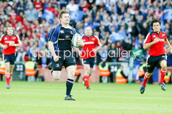 Brian O'Driscoll sprints clear to score for Leinster