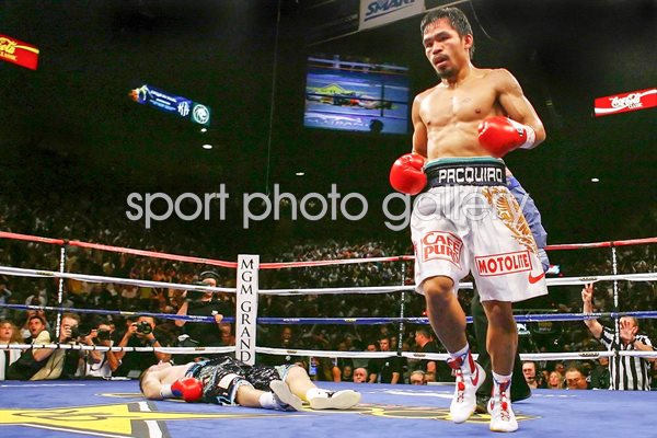 Manny Pacquiao knocks out Ricky Hatton
