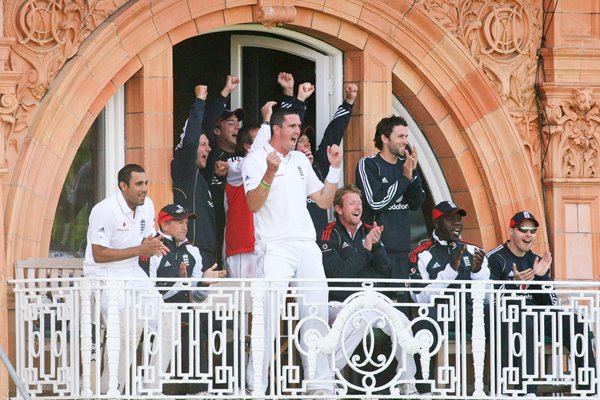 England celebrate victory v West Indies Lords 2009