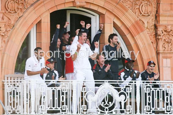 England celebrate victory v West Indies Lords 2009