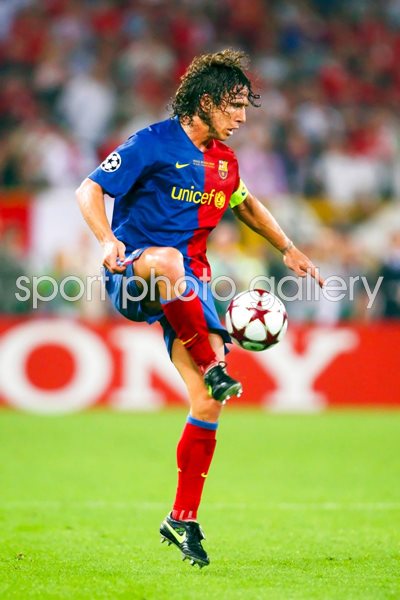 Carles Puyol of Barcelona controls the ball