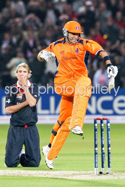 Ryan ten Doeschate celebrates Netherlands win