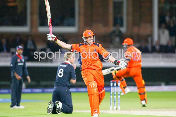 Edgar Schiferli celebrates Netherlands T20 win 