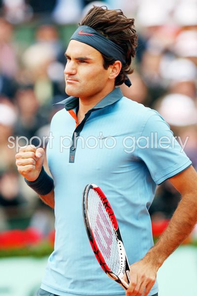 Roger Federer celebrates a point