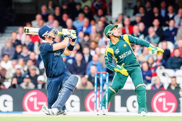 England's Kevin Pietersen hits out v Pakistan