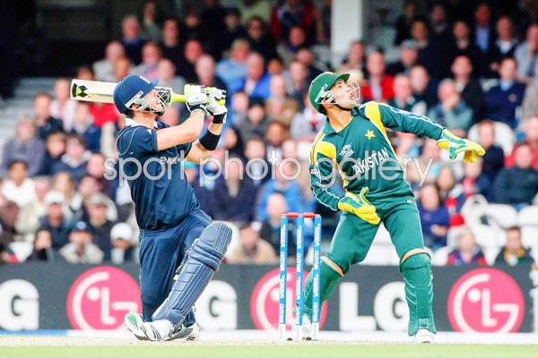 England's Kevin Pietersen hits out v Pakistan