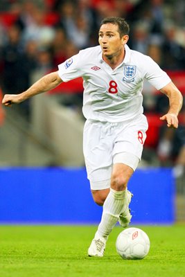 Lampard of England scares away his opponents