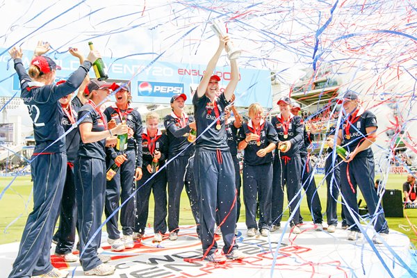 2009 Charlotte Edwards lifts World T20 trophy