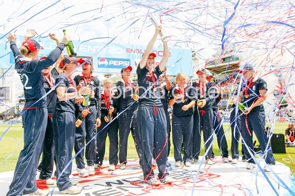 2009 Charlotte Edwards lifts World T20 trophy