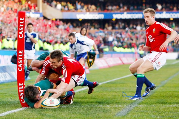 Jaque Fourie scores in the corner v Lions - 2nd Test