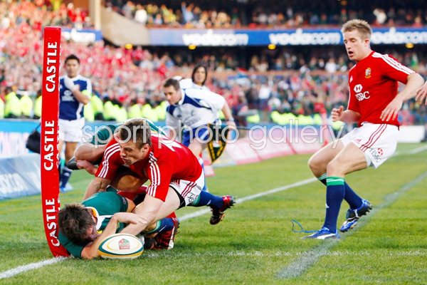 Jaque Fourie scores in the corner v Lions - 2nd Test